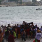 Baño de la Cruz. Cada Martes Santos se efectúa en Ballenita.