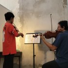 Malas condiciones. Los estudiantes y docentes deben hacer ‘malabares’ para que la música no se detenga.