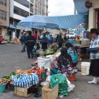 Ambato. Una creciente informalidad rodea los mercados de la ciudad, sin que las autoridades hayan podido ordenarla.
