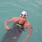 David Farinango, nadador ecuatoriano, con el pulgar en alto tras la victoria en la Copa Pacífico de Salinas.