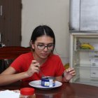 Estos jóvenes toman costumbres no saludables, como dormir menos horas, trabajar más y no alimentarse bien, para así ahorrar dinero.