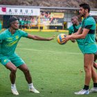 Fidel Martínez (i) y Bruno Piñatares, jugadores de Barcelona, estarán en cancha desde el inicio en el cotejo de esta noche frente al Mushuc Runa, que se disputará en el estadio Christian Benítez.