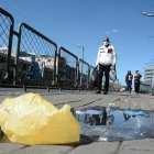 Mezclados. En El Recreo, al sur, la gente camina entre los desechos.