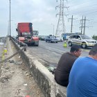 No se registran muertos, y el conductor presenta heridas leves. Hay daños a la calle y parte de la vía.