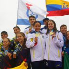 Los deportistas nacionales Josselyn Bermeo, Victoria Abad, Babbit Colin y Tommy Guevara festejaron tras haber obtenido el primer lugar para el país en la prueba de relevos.