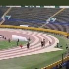 Los hinchas del Deportivo Quito invadieron la cancha del estadio Atahualpa.