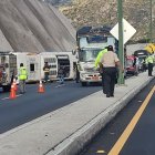 Imagen del bus que se volcó en esta vía.