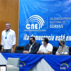 Jimmy Jairala llena los formularios de aceptación de la candidatura a la alcaldía de Guayaquil.