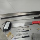 La Policía mostró las armas blancas que llevaba el hombre en un bolso negro.