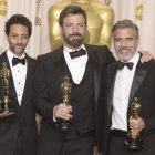 De izda a dcha, el productor estadounidense Grant Heslov, el director Ben Affleck y el productor George Clooney sostienen su Oscar conseguido a la mejor película "Argo", en 2013.