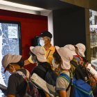 NAGASAKI, 08/08/2022.- Un voluntario guía a un grupo de estudiantes durante su visita el Museo de la Paz de Nagasaki, este lunes en Nagasaki. La ciudad de Nagasaki, situada al sur de Japón, fue la segunda ciudad bombardeada con armas nucleares el 9 de agosto de 1945. EFE/ Edurne Morillo