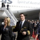 Imagen de archivo del 2008 del actor estadounidense John Travolta (c) y la actriz Olivia Newton-John (i) en Los Angeles, California (EEUU).