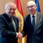 Fotografía de archivo tomada en febrero de 2019, en la que se registró al entonces secretario español de Estado de Asuntos Exteriores, Fernando Valenzuela (i), y el secretario general adjunto de la Oficina de Naciones Unidas Contra el Terrorismo (UNOCT), Vladimir Voronkov (d), en Madrid (España).