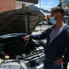 Precaución. Ernesto Paredes decidió tomar medidas de seguridad con su carro, para que la delincuencia no lo sorprenda otra vez, como hace tres años.