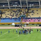 Un grupo de hinchas de Deportivo Quito bajó de la preferencia hacia la cancha.