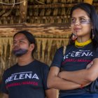 Eriberto Gualinga (i), director del documental "Helena de Sarayaku", y Helena Gualinga, quien forma parte de este, posan el 27 de julio de 2022, en Sarayaku (Ecuador).