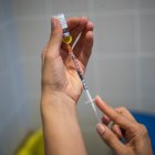 Imagen de archivo de un trabajador de la salud que prepara una dosis de la vacuna Imvanex utilizada para proteger contra la viruela del mono.