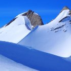 Montañas que sobresalen sobre la superficie de la capa de hielo de la Antártida oriental