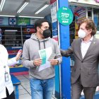 El presidente del Directorio del IESS, Alfredo Ortega, acompañó a un paciente a retirar sus medicamentos en una farmacia privada a través del plan de externalización impulsado por el Gobierno de Lasso.