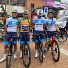 Vivar (segunda desde la izquierda) continúa con el maillot de mejor extranjera entre 138 ciclistas.
