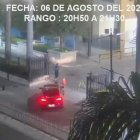 El vídeo municipal muestra el ingreso de tres autos de color rojo, en un rango de tiempo durante la noche del sábado.