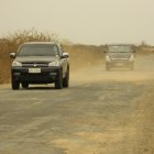 Deterioro. Más de la mitad de la ruta permanece llena de polvo, con baches, grietas y maleza.