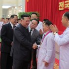 Pionyang declara la "victoria" sobre la covid-19, que Kim Jong-un habría pasado con "fiebres altas"