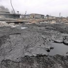 Vista de una parte de los restos de los incendios en la zona industrial del puerto, ayer en Matanzas (Cuba).