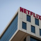 Fotografía de archivo fechada el 18 de octubre de 2019 de el logo de Netflix en uno de los edificios de la compañía en Los Ángeles (EE. UU).