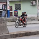 La circulación de dos personas en moto está prohibida desde junio pasado, debido a inseguridad.