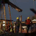 Rescatistas trabajan en la zona en donde se encuentran los diez mineros atrapados en el municipio de Sabinas, en Coahuila (México).
