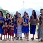 Fotografía cedida hoy por Trotsky Riera-Vite que muestra a habitantes indígenas del Centro Shuar Kiim, en la provincia de Zamora Chinchipe (Ecuador).