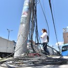 Al alcance. Los alambres obstruyen además, la circulación de los peatones por las aceras, poniéndolos en peligro de tropezar.