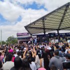 Miles de personas se dieron cita para despedir al periodista.