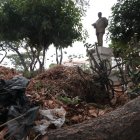 Sucio. Aunque cruzar al redondel donde está la estatua al Dr. Pío Jaramillo es complicado, acumula mucha basura.