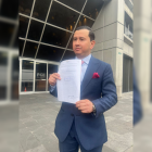 El asambleísta Ferdinan Álvarez antes de ingresar a la Fiscalía.