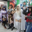 Camaleónica. La cosplayer María de los Ángeles Camones (de blanco) en uno de sus personajes favoritos: Emma Grace Frost, de X-Men.