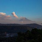 Vista del volcán Sangay con una constante emisión de ceniza desde el Parque Nacional Sangay, en una fotografía de archivo.
