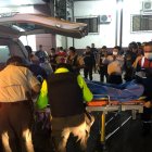 Conmoción. Marco Antonio Enríquez, hermano del sargento herido, desde los exteriores de la ambulancia rogaba que su hermano alcance a llegar.