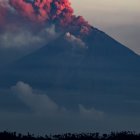 Fotografía de archivo en la que se registró una fumarola expelida por el volcán Sangay