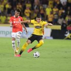 Barcelona y Católica dividen honores al término del primer tiempo.