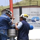 Producción.- Trabajadores laboran en la extracción de petróleo en Ecuador.