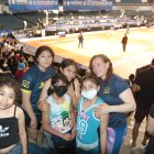 Cristina Ortega (d) con sus pupilos de la Federación Deportiva de Chimborazo desde las gradas el Mundial Junior.