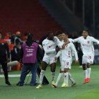 Alexander Alvarado celebra con sus compañeros el único gol del partido.