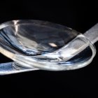 Implante de córnea fabricado con proteína de colágeno procedente de piel de cerdo.