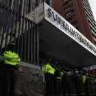 El resguardo policial que inicio la noche del 14 de agosto se mantiene hoy tanto en Quito como en Guayaquil.