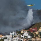 Una avioneta descarga agua sobre el fuego originado en Vall d"Ebo, provincia española de Alicante.