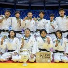 La delegación nipona con los oros y trofeo conseguidos en el campeonato.