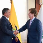 El presidente del Consejo Directivo del IESS, Alfredo Ortega (derecha) le dio la bienvenida a Diego Salgado (izquierda) como nuevo director general del Instituto.