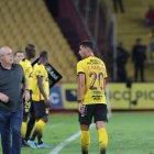 Jorge Célico (i), entrenador de Barcelona, está obligado a encontrar un generador de juego en Barcelona, esto a causa de la partida de Emmanuel Martínez.